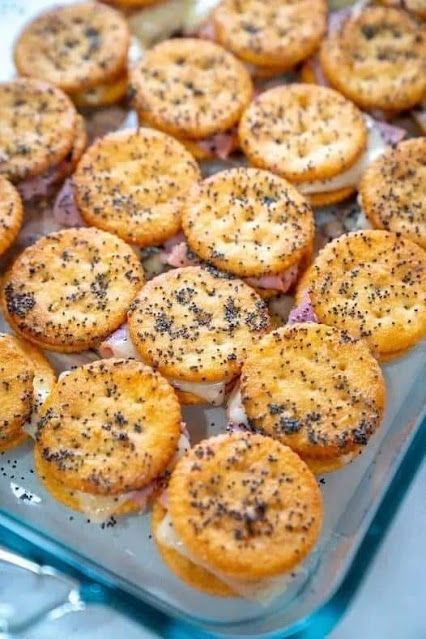 SANDWICHES WITH RITZ CRACKERS FOR A PARTY