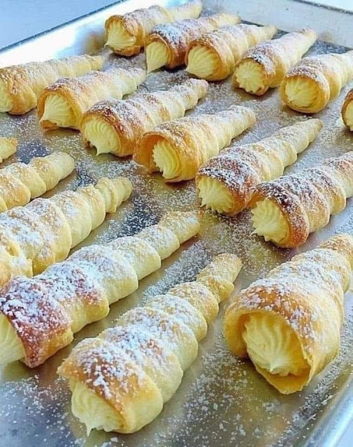 Cannoncini with Italian Cream Stuffing