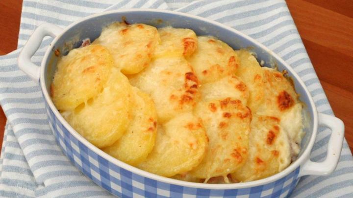 A soothing recipe for potato gratin with cheese and grilled ham.