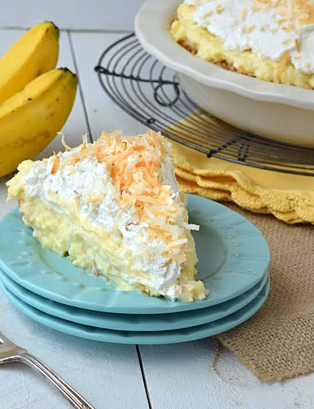 Pie with bananas and coconut cream (6-8)c