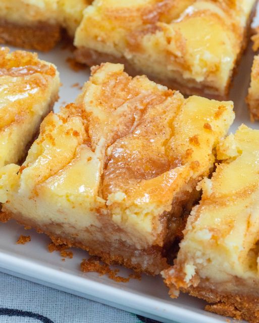 Cinnamon Roll Cheesecake Bars in a Blender