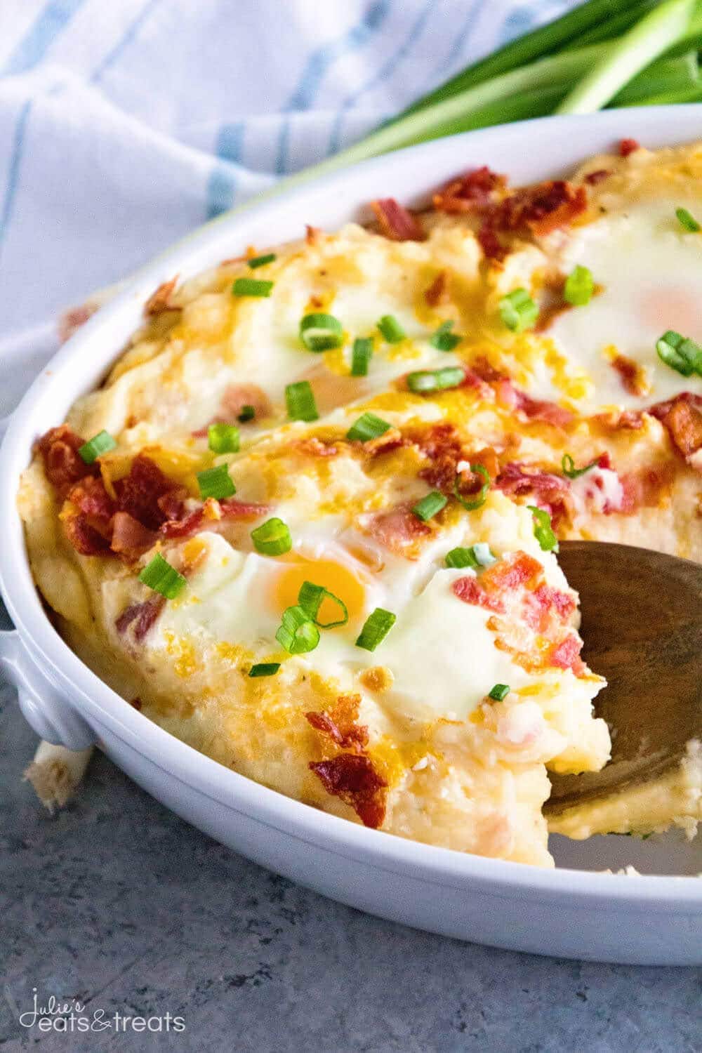 Casserole with Cheesy Mashed Potatoes and Eggs