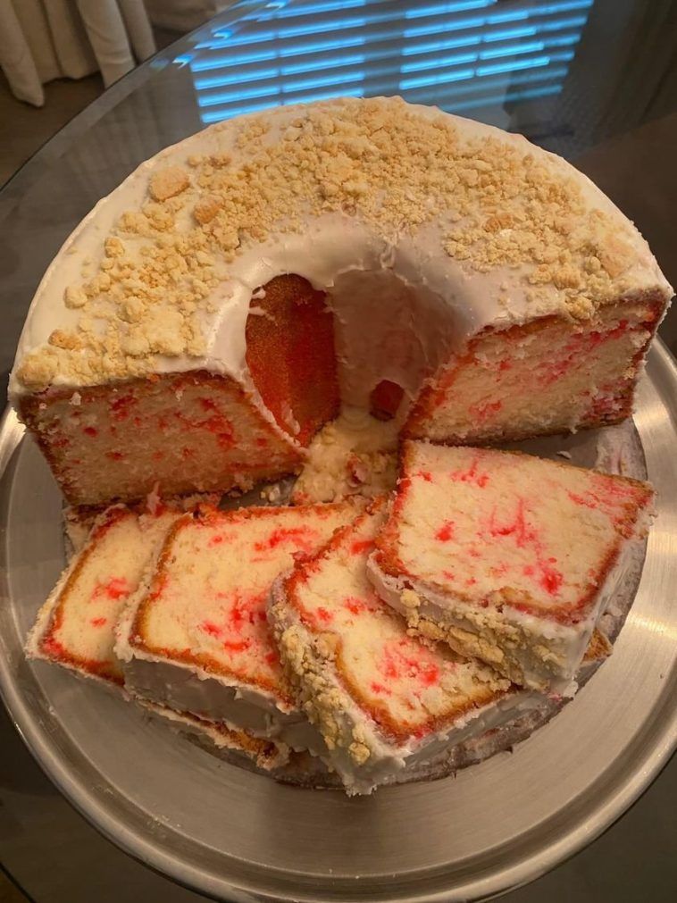 Pound cake with strawberries and crunch