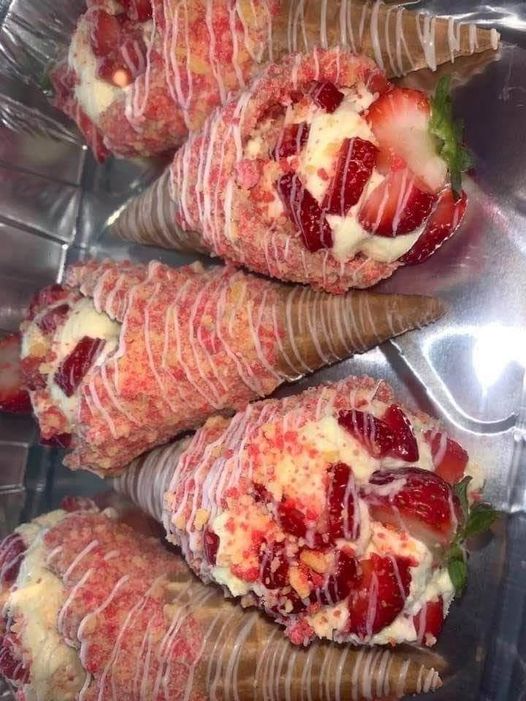 CONES WITH STRAWBERRY CRUNCH CHEESECAKE