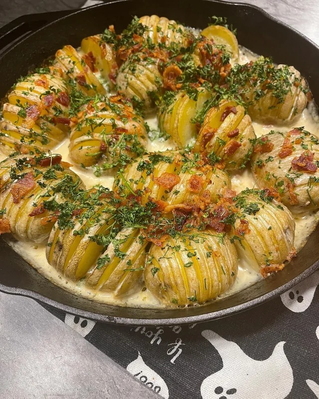 Hasselback Potatoes in White Cheddar Cheese Sauce