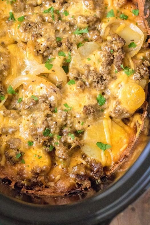 Slow Cooker Beef and Potato Au Gratin: A Classic Comfort Meal for the Family