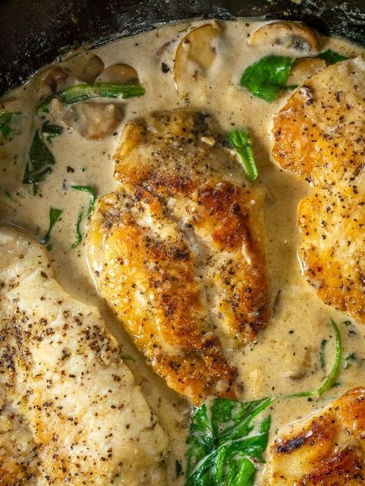 Creamy Chicken Mushroom Florentine Skillet: An Easy and Delicious Dinner Recipe