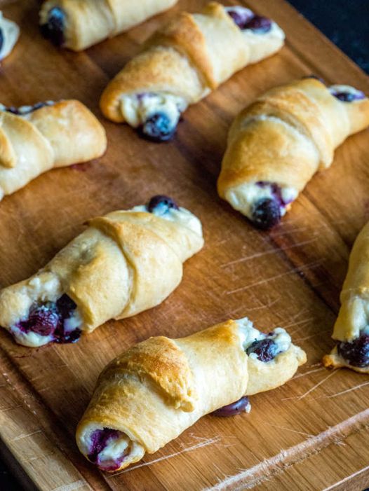 Easy and Delicious 5-Ingredient Blueberry Cheesecake Rolls