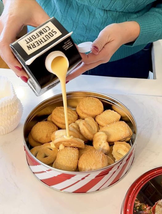 Cookie Tin Cake: A Festive Delight for the Holidays