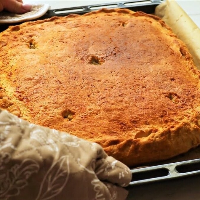 The pie with ground meat in the oven turns out magnificent according to this recipe.