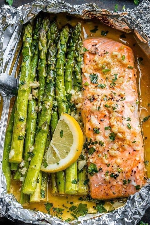 Easy Baked Salmon in Foil with Asparagus and Garlic Lemon Butter Sauce