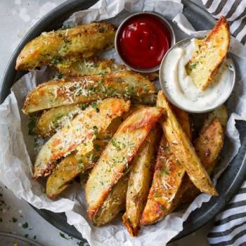 Irresistible Garlic Parmesan Potato Wedges: A Crunchy Delight for Any Occasion!