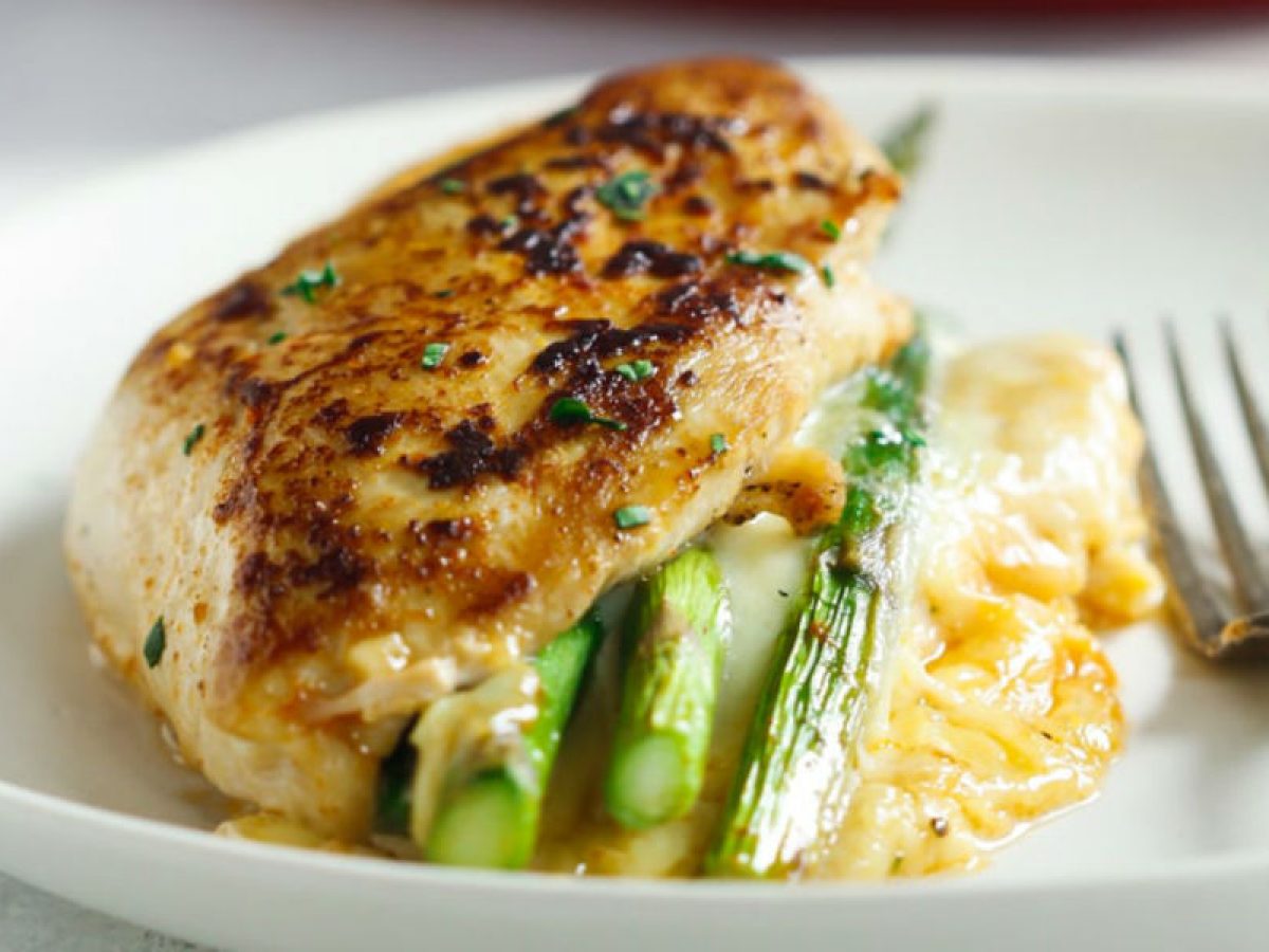 Delicious Stuffed Chicken Breasts with Asparagus and Mozzarella