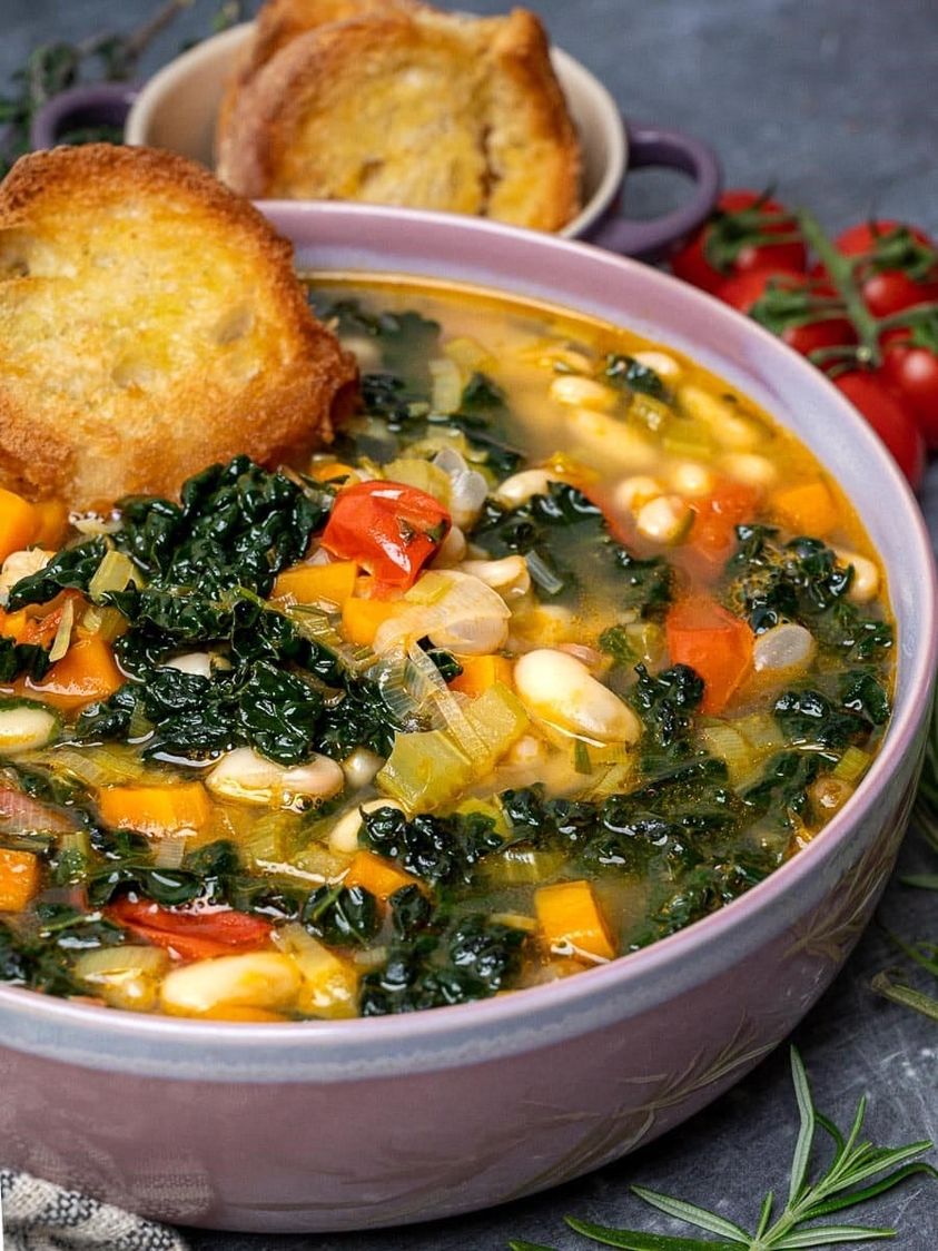 Soul-Warming Kale and White Bean Soup: A Comforting and Healthy Recipe