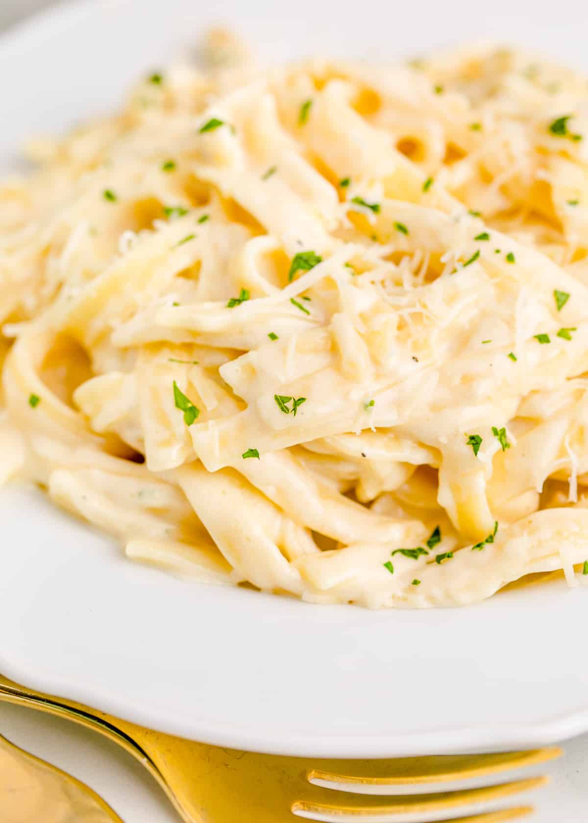 Creamy Copycat Olive Garden Alfredo Sauce: Make It at Home!