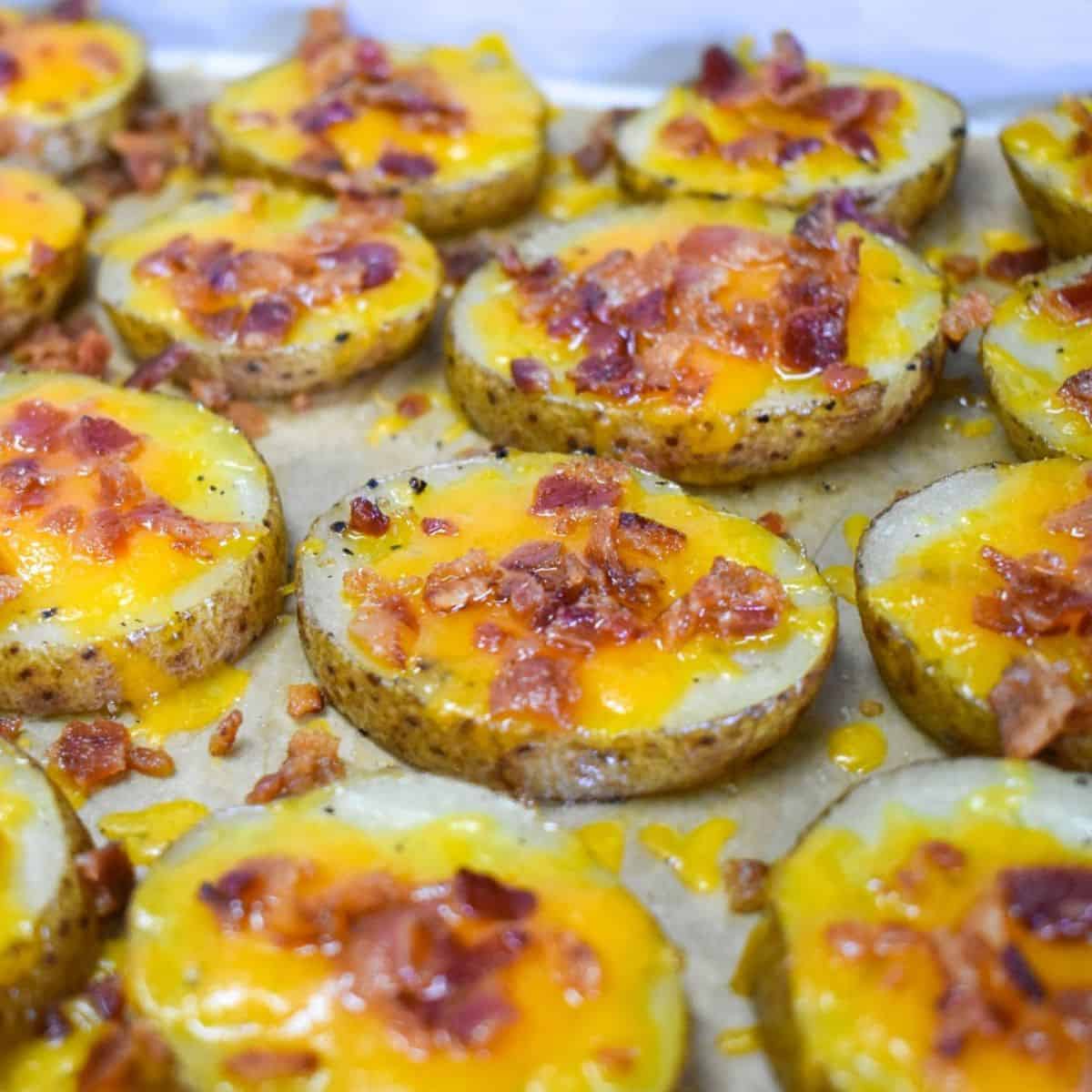 Baked Potato Slices with Cheese, Green Onions, and Bacon: A Delightful Culinary Masterpiece