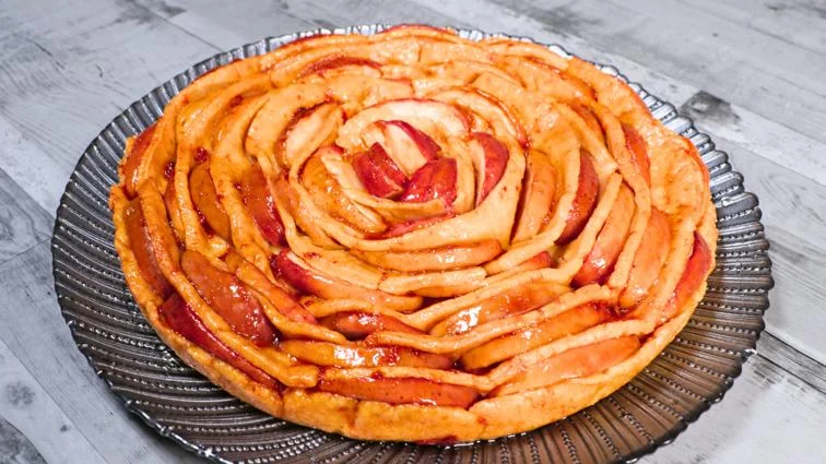 Homemade Apple Tart with Lemon Cream